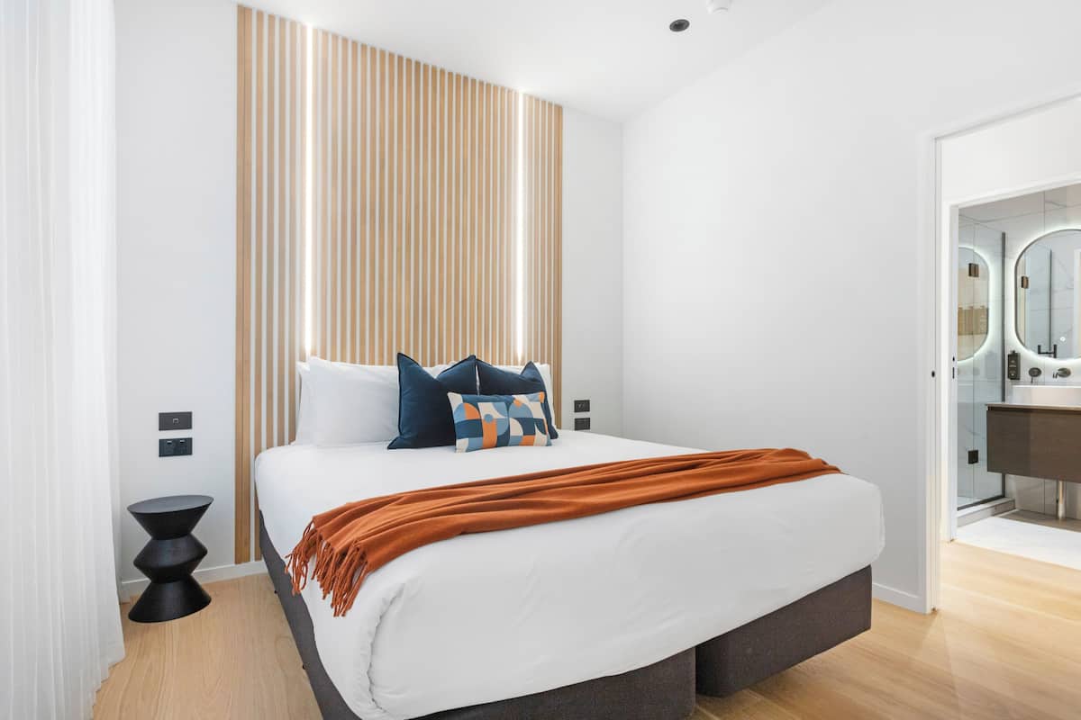Comfort appartement, 1 queensize bed | Woonkamer | Een flatscreentelevisie