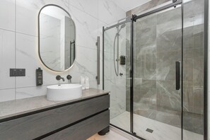 Classic Apartment, 1 Queen Bed | Bathroom | Towels - Victoria Street Apartments (Auckland)