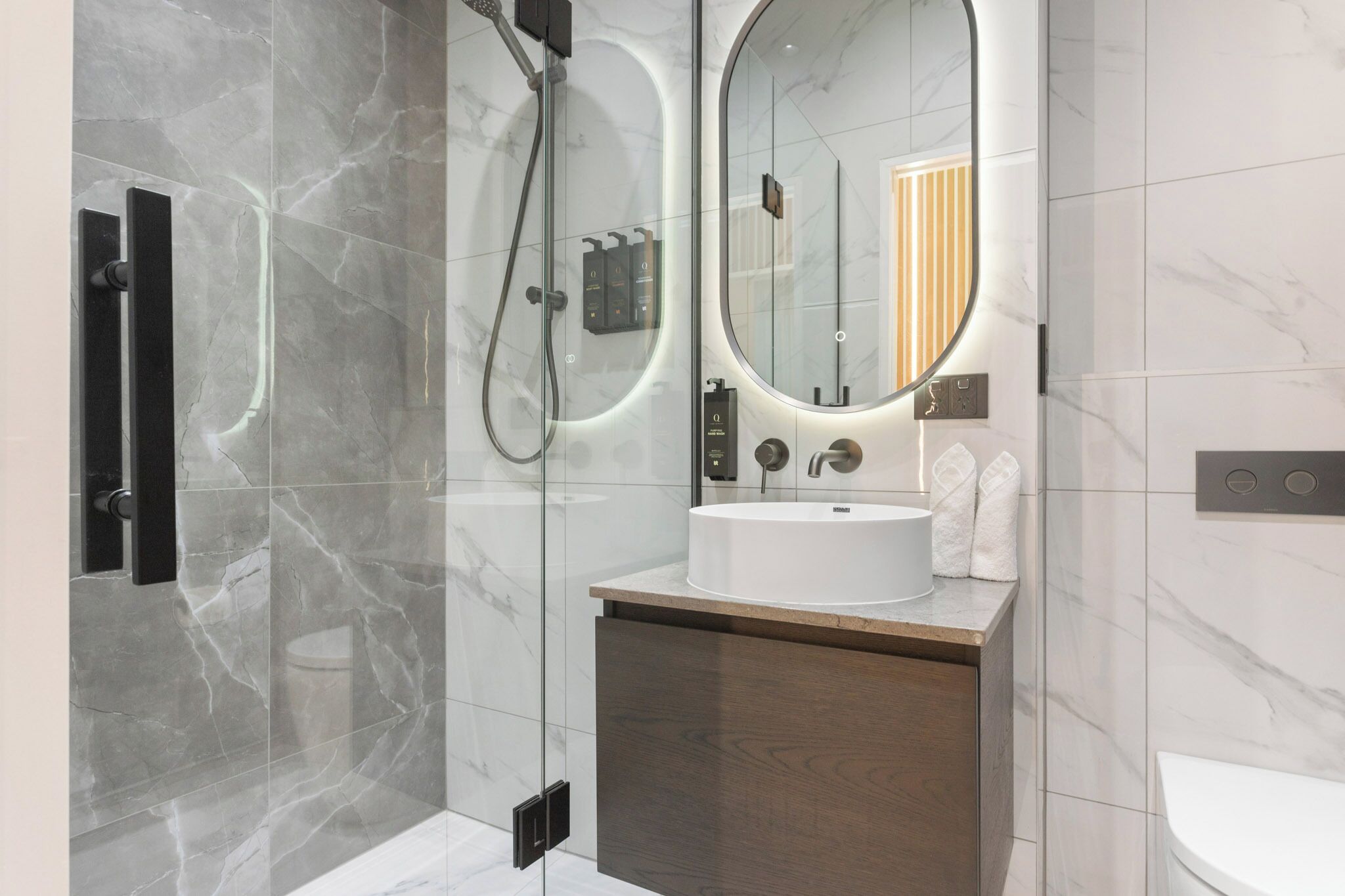 コンフォート アパートメント クイーンベッド 1 台 | バスルーム | タオル