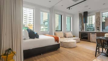 Classic Apartment, 1 Queen Bed | Living room