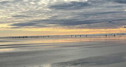 Ocean Shores studio with kitchenette-minutes from beach-Anchor Ashore Condo #4