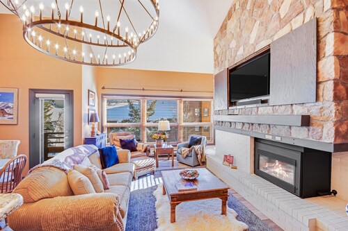 Walk to Slopes - 2 Common Area Hot Tubs - Peaceful Creekside Location