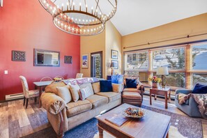 Smart TV, fireplace, books - Walk to Slopes - 2 Common Area Hot Tubs - Peaceful Creekside Location (Steamboat Springs)