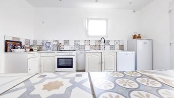 Fridge, oven, stovetop, dishwasher