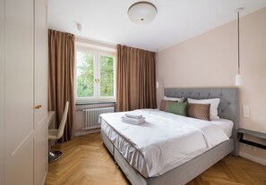 2 عدّة غرف نوم ومكواة/لوح كي وواي فاي وملاءات أسرّة