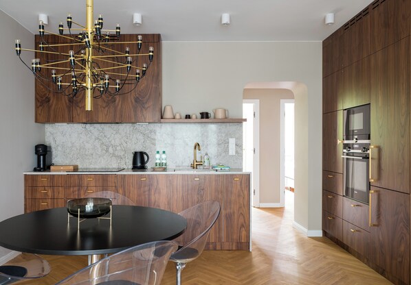 ثلاجة، ميكروويف، فرن، موقد طهي مسطح