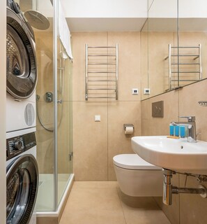 Dusche, kostenlose Toilettenartikel, Haartrockner, Handtücher
