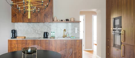 Réfrigérateur, four à micro-ondes, un four, surface de cuisson