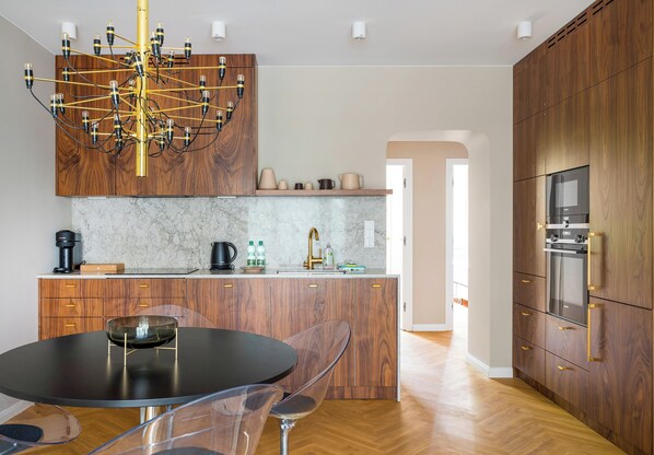 Réfrigérateur, four à micro-ondes, un four, surface de cuisson