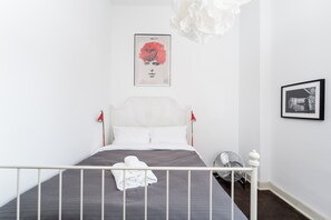 3 bedrooms, iron/ironing board, WiFi, bed sheets - Old Town Spacious Apartment (Kraków)