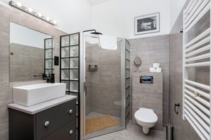 Dusche, Haartrockner, Handtücher