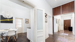 Una habitación amplia con una gran mesa de comedor, sillas y una lámpara moderna.