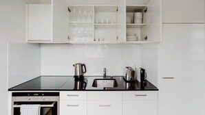 雪櫃、微波爐、焗爐、爐具