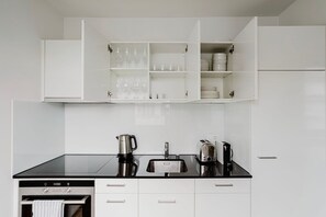 Kylskåp, mikrovågsugn, ugn och spishäll