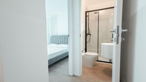 A modern bathroom with a shower, toilet, and sink. - [Torino Centro] Odissea House (Torino)