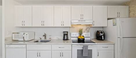 Køleskab, mikrobølgeovn, ovn, kogeplade