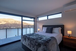 4 slaapkamers, een strijkplank/strijkijzer, reisbedje, gratis wifi