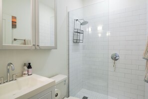Dusche, Handtücher, Shampoo, Toilettenpapier