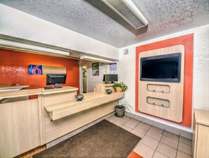 Lobby - Motel 6 – Colorado Springs, CO – South/Metro Area (Colorado Springs)