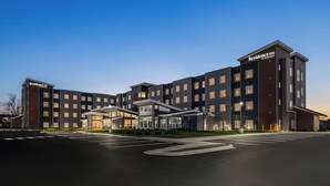 A modern hotel with a central entrance, multiple floors, and a flat roof. - Residence Inn by Marriott Mechanicsburg (Enola)