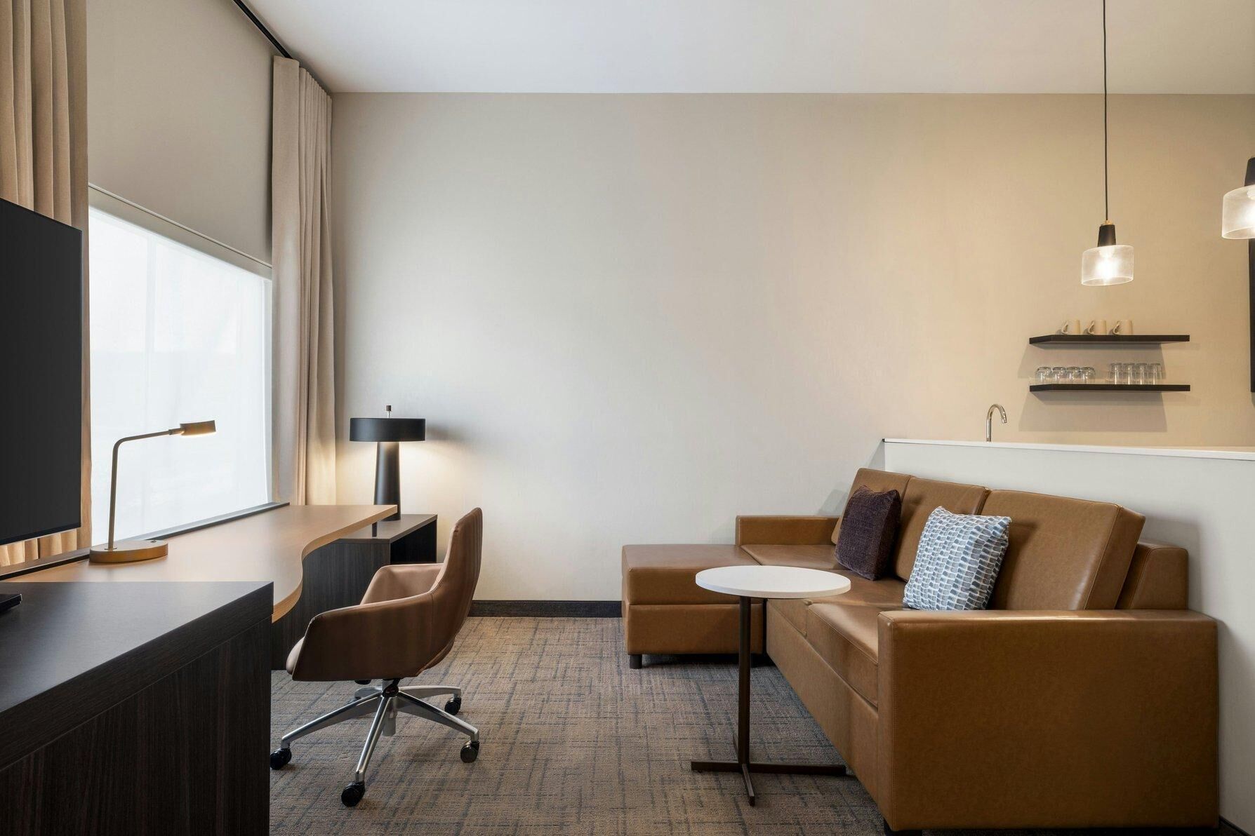 Estudio, 1 cama King size y sofá cama (Mobility Accessible, Roll-In Shower) | Área de sala de estar | Smart TV de 47 pulgadas con canales digitales, Netflix y Hulu 