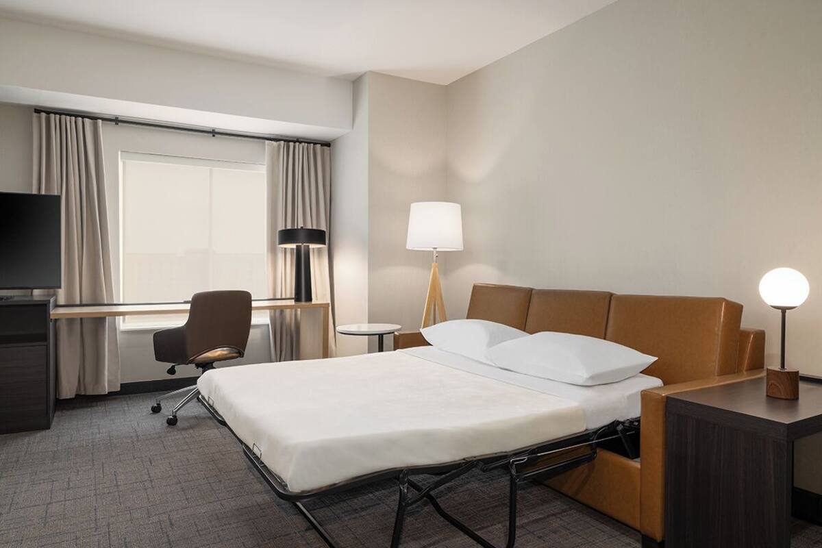 Fer et planche à repasser, lit parapluie, draps fournis