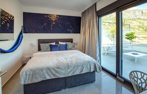 2 bedrooms, travel cot, free WiFi, bed sheets