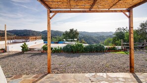 Una struttura in legno a pergola con vista su un paesaggio montuoso.