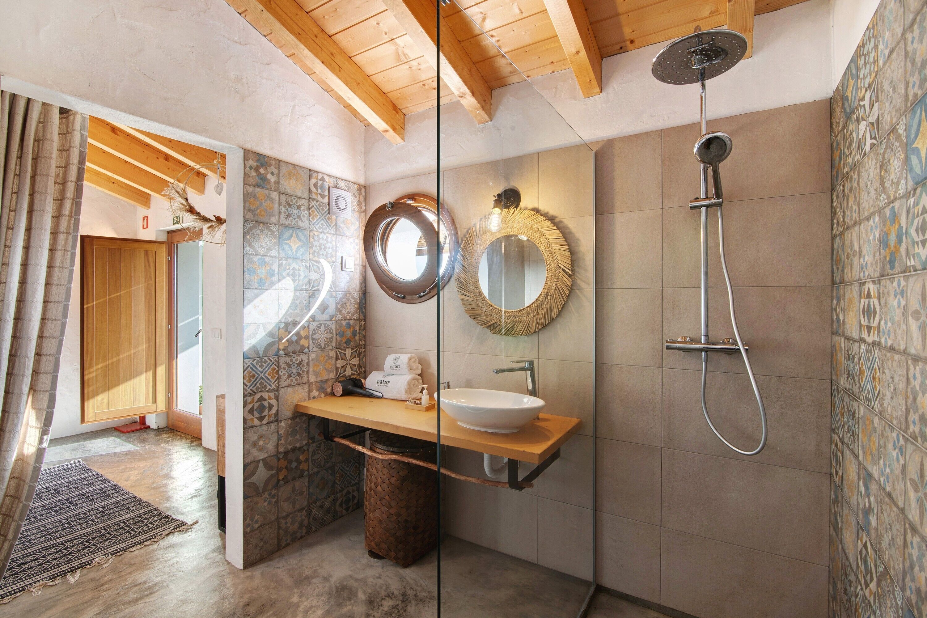 Een douche, een haardroger, handdoeken