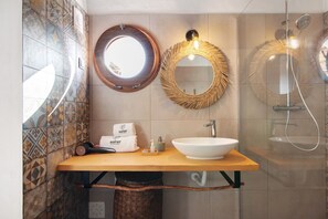 Douche, sèche-cheveux, serviettes fournies
