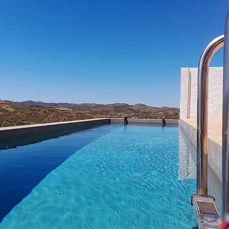 Pool. 'Amêndoa Amarga' Room with Mountain View, Wi-Fi and Air Conditioning
