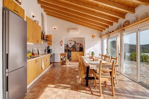 Dining - 'Amêndoa Amarga' Room with Mountain View, Wi-Fi and Air Conditioning (Alta Mora)