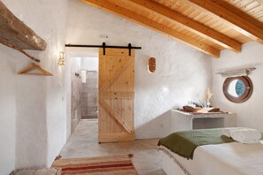 1 bedroom, free WiFi, bed sheets - 'Amêndoa Amarga' Room with Mountain View, Wi-Fi and Air Conditioning (Alta Mora)