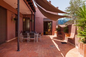Outdoor dining - Apartment 'Apartament Ull De Llebre' with Shared Terrace, Wi-Fi and Air Conditioning (Vilafranca del Penedès)