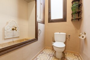 Shower, hair dryer, towels - Apartment 'Apartament Ull De Llebre' with Shared Terrace, Wi-Fi and Air Conditioning (Vilafranca del Penedès)