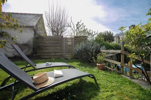 Property grounds - Holiday Home 'La Maison De Pêcheur Chez Alice' with Private Terrace, Private Garden and Wi-Fi (Pontrieux)