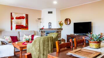 Televisie en een open haard