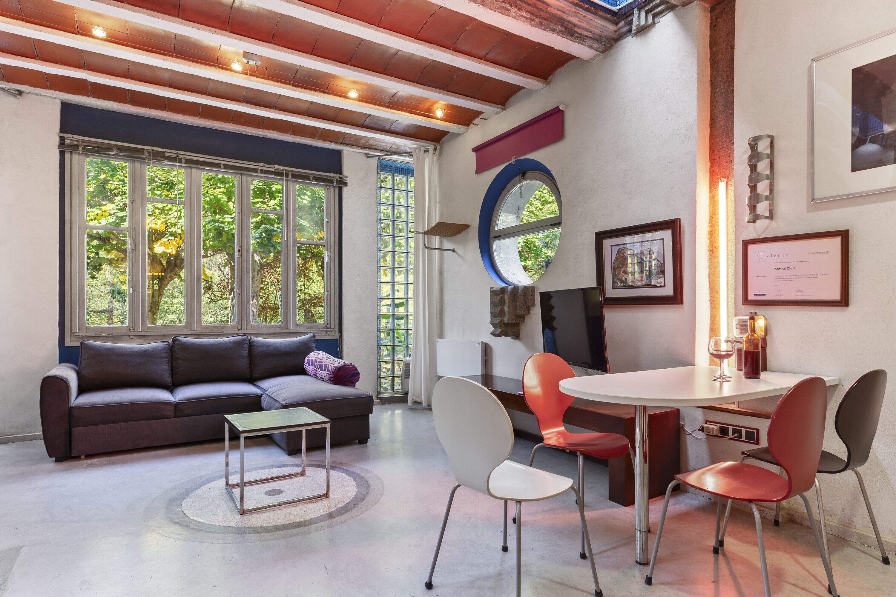 Televisión y chimenea 