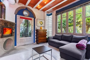 TV, fireplace - Rural House 'Zentralclub Neutron' with Mountain Views, Private Terrace and Wi-Fi (Belmonte De Miranda)