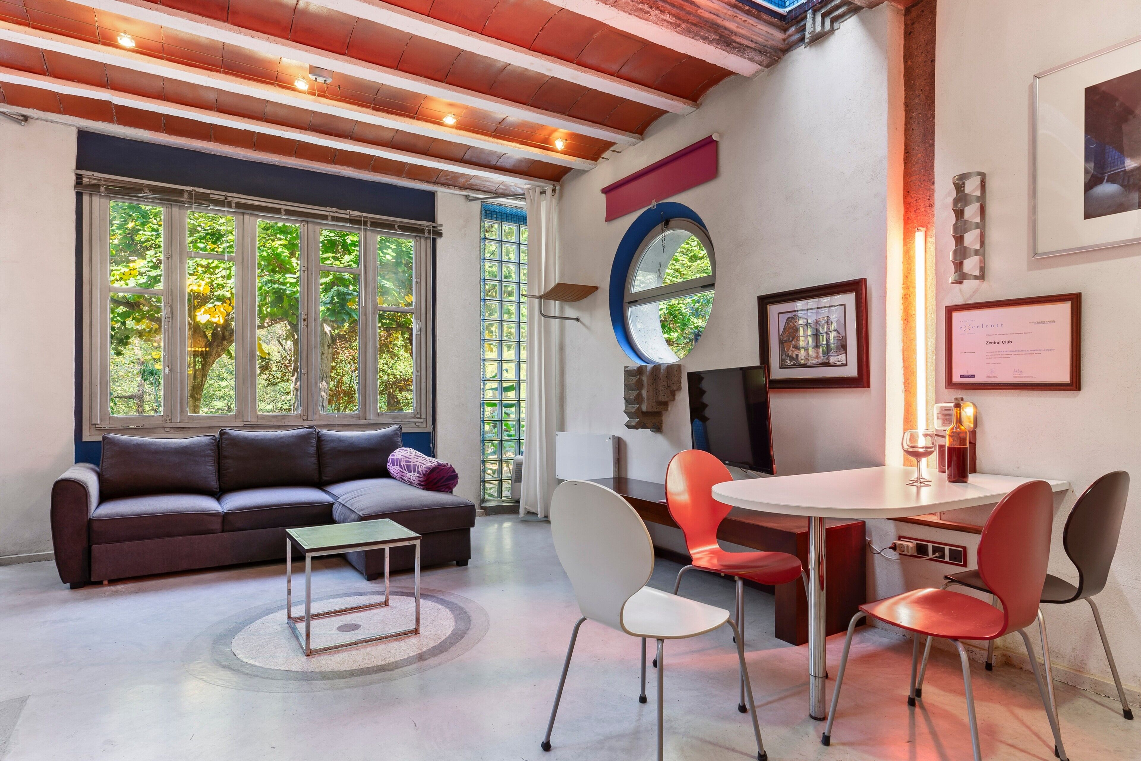 Televisión y chimenea 