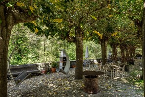 Outdoor dining - Rural House 'Zentralclub Proton' with Mountain Views, Private Terrace, and Wi-Fi (Belmonte De Miranda)