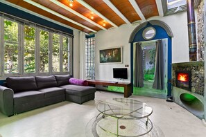 TV, fireplace - Rural House 'Zentralclub Proton' with Mountain Views, Private Terrace, and Wi-Fi (Belmonte De Miranda)