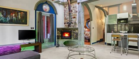 Een televisie en een open haard