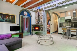 TV, fireplace - Rural House 'Zentralclub Proton' with Mountain Views, Private Terrace, and Wi-Fi (Belmonte De Miranda)