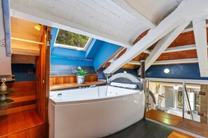 Shower, hair dryer, towels - Zentralclub Vatio Apartment with Mountain Views, Private Terrace and Wi-Fi (Belmonte De Miranda)