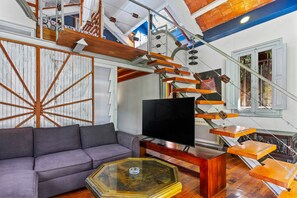 TV, fireplace