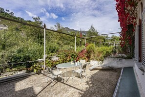 Outdoor dining - Apartment 'Zentralclub Vatio' with Mountain View, Private Terrace and Wi-Fi (Belmonte De Miranda)