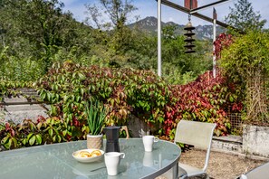Outdoor dining - Zentralclub Vatio Apartment with Mountain Views, Private Terrace and Wi-Fi (Belmonte De Miranda)