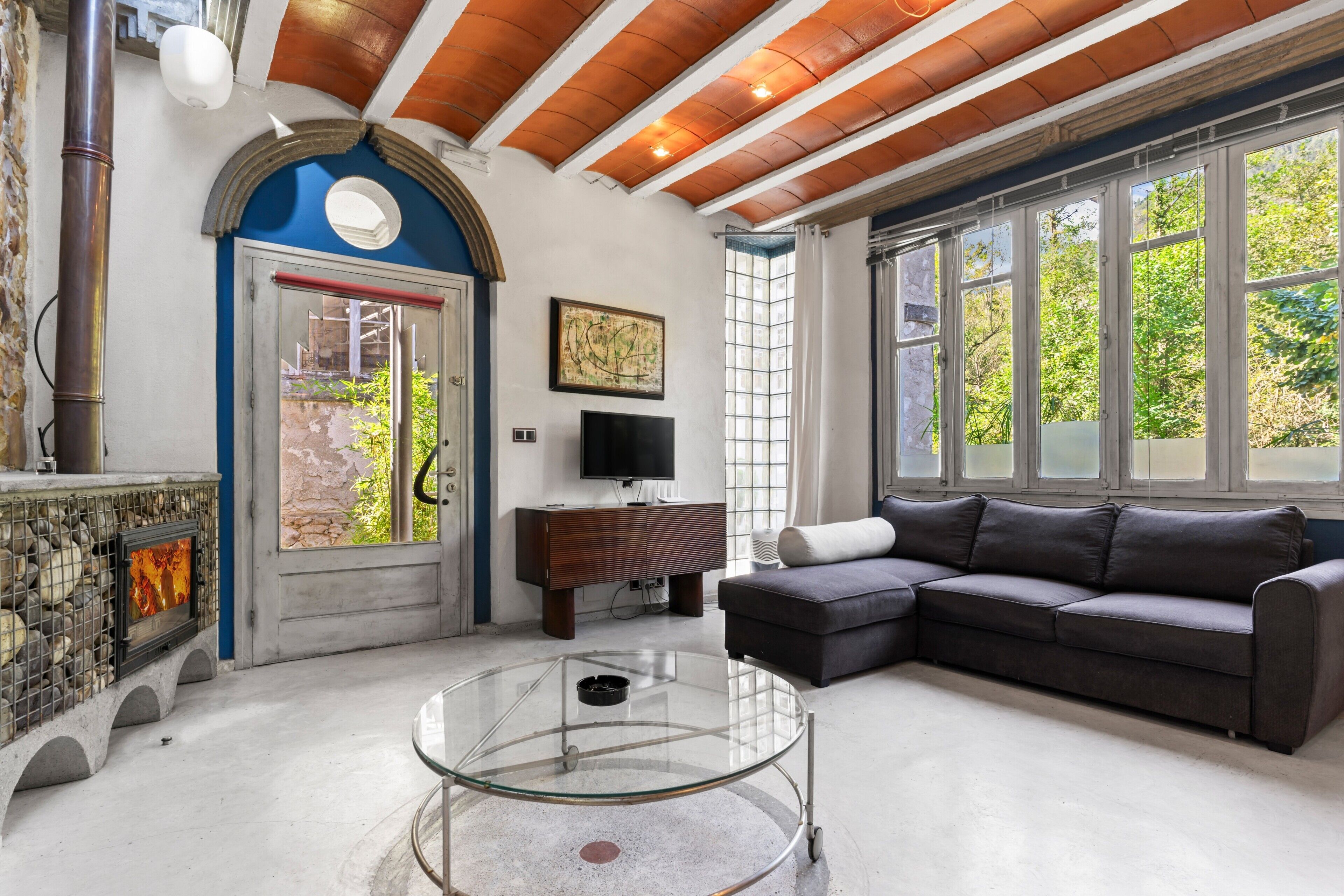 Televisión y chimenea 