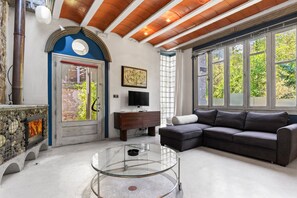 Televisión y chimenea 